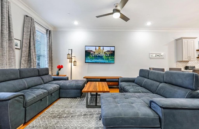 Stunning Modern and Fully-Upgraded 5 BR w Pool