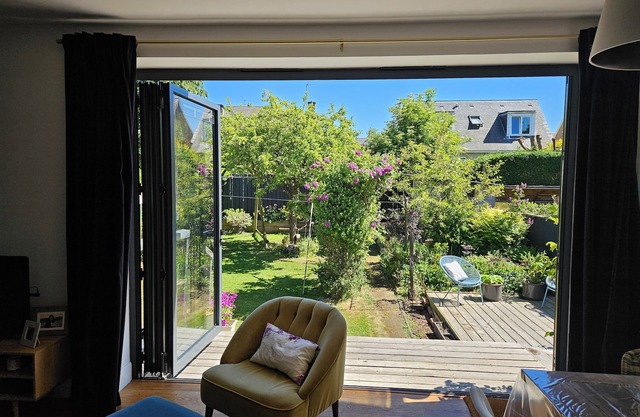 Stunning modern house with beautiful garden, free parking & good transport links