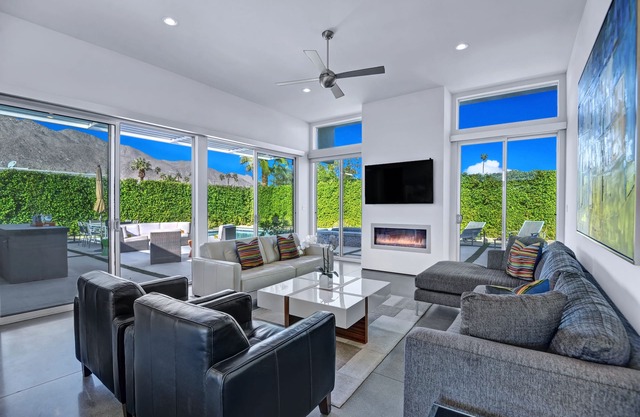 Stunning Modern Vibe, Mtn Views, Near Downtown PS