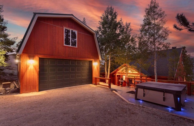 Stunning Mountain & Lake Views 3BR Cabin with Hot tub
