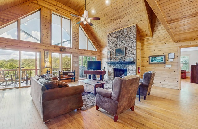 Stunning mountain cabin w/free WiFi/private hot tub/gameroom/gas fireplace