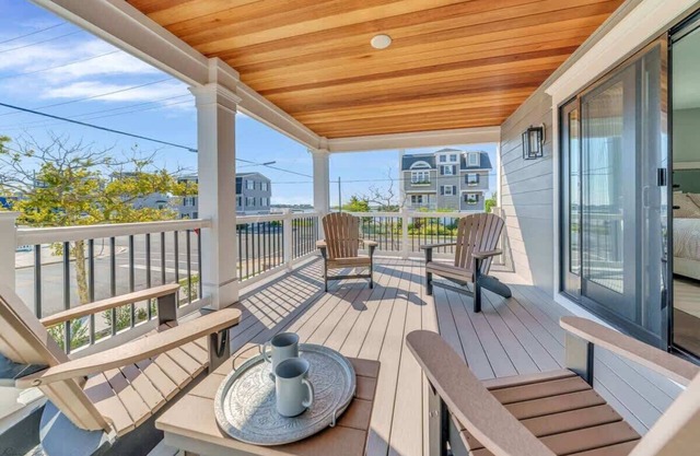 Stunning New 6 Bedroom w/Pool, Elevator