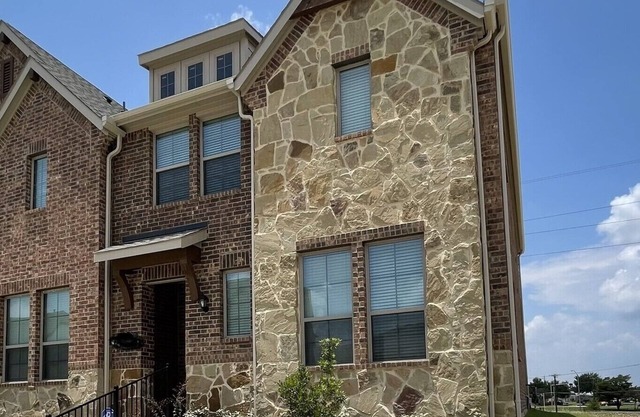 Stunning new home that has it all! Great Location!