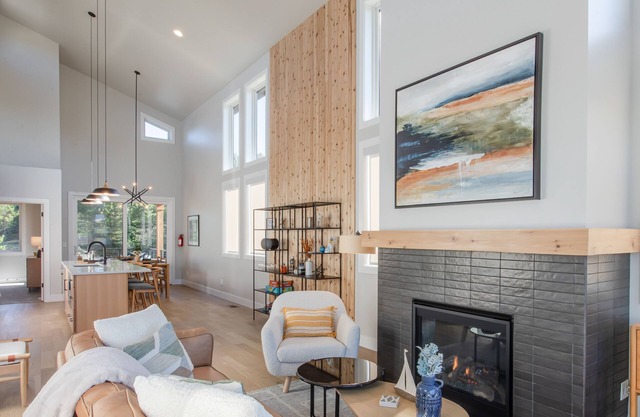 Stunning new modern design, 5 min walk to town, dog friendly, no pet fees, EV Charger