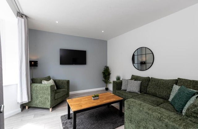 Stunning newly refurbished house by Our Home Short Stays with TV in each bedroom and crisp white hotel linen