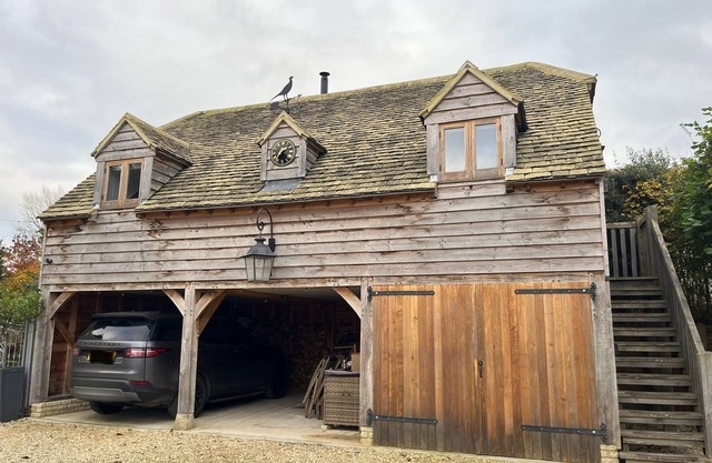 Stunning oak-framed Cotswold holiday home. Entire top floor.