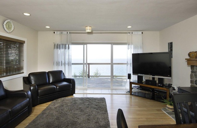 Stunning ocean and mountain views on a peaceful, family-friendly acerage.