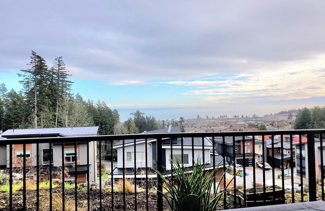 Stunning Ocean View 1 BDR Private Entry Suite, 5 min. to the Beach
