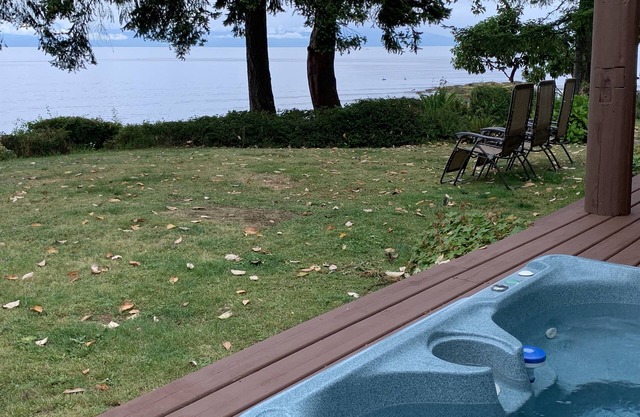 Stunning Ocean Views, Relaxing Hot-tub and Private, Cozy Cottage!