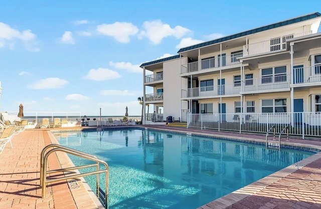 Stunning Oceanfront 1 Bedroom Condo W/patio for amazing sunsets!