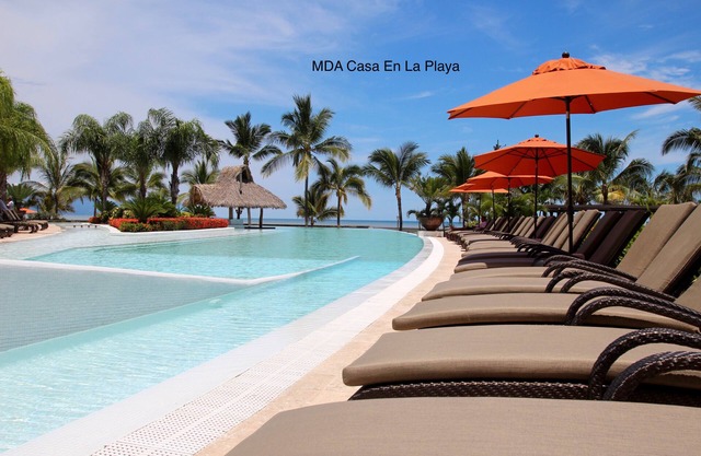 STUNNING OCEANSIDE PROPERTY3200sqft 3Bed/3Bath (6ppl K/K/Q) w 100M Infinity Pool