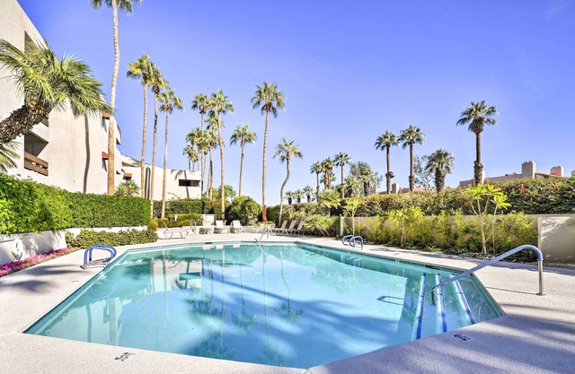 Stunning Palm Springs Condo: Walk to Downtown
