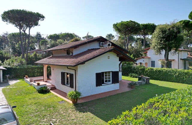 Stunning private villa for 8 guests with A/C, WIFI, TV and pets allowed, close to Forte Dei Marmi