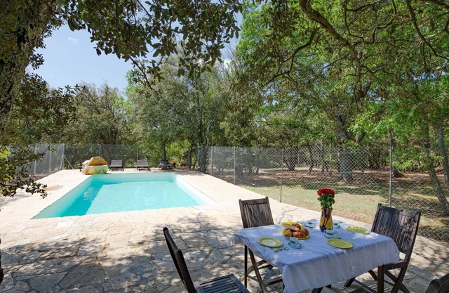 Stunning private villa for 6 guests with private pool, TV, patio, pets allowed and parking