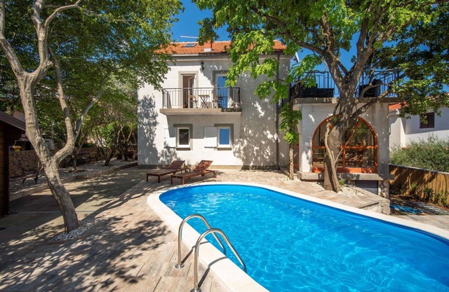 Stunning private villa for 12 people with A/C, private pool, WIFI, TV, terrace and pets allowed