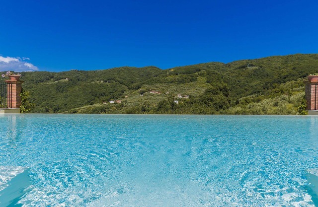 Stunning private villa with WIFI, private pool, hot tub, A/C, TV, patio and panoramic view