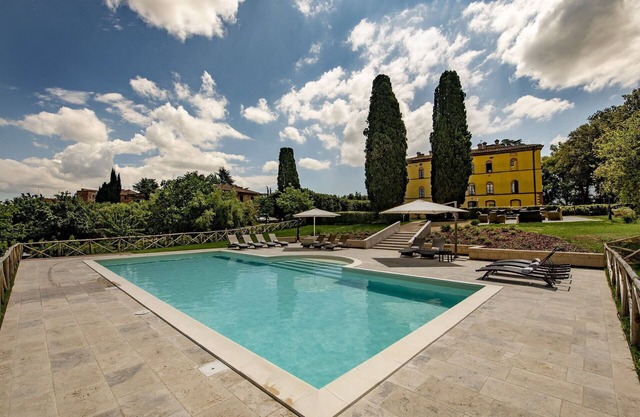 Stunning private villa with hot tub, A/C, WIFI, private pool, TV, patio, close to Montepulciano