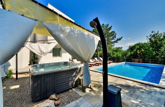 Stunning private villa with A/C, WIFI, private pool, hot tub, TV, terrace, pets allowed and park.