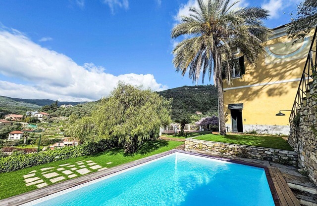 Stunning private villa for 8 guests with private pool, A/C, WIFI, patio, panoramic view and park.