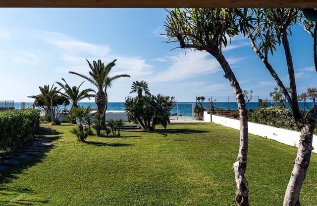 Stunning private villa with hot tub, WIFI, A/C, TV, terrace, panoramic view and parking