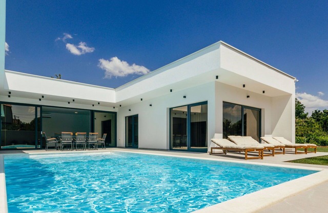 Stunning private villa for 10 guests with WIFI, A/C, private pool, TV, terrace and parking