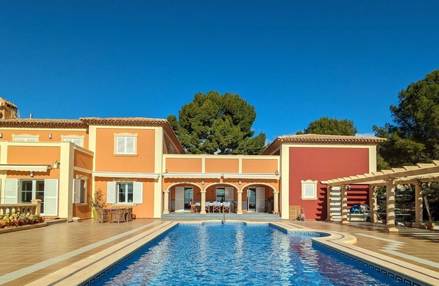 Stunning private villa with A/C, private pool, WIFI, TV, patio, pets allowed and parking
