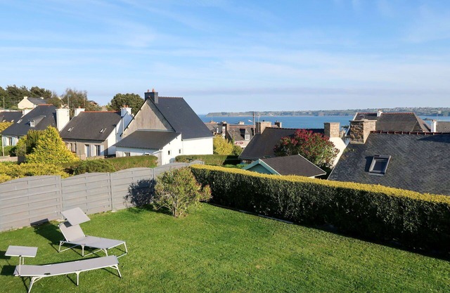 Stunning private villa for 4 guests with WIFI, TV, terrace and parking