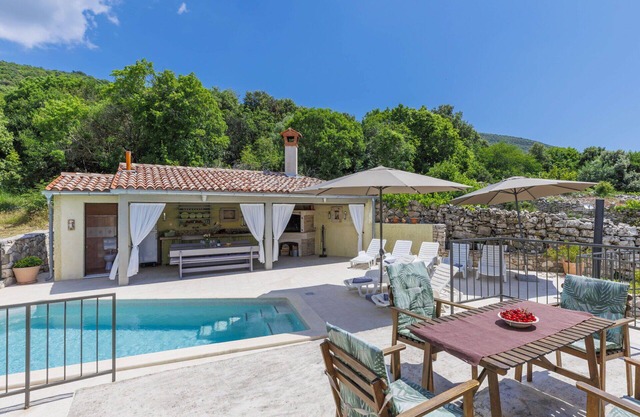 Stunning private villa for 8 people with private pool, WIFI, A/C, TV and terrace