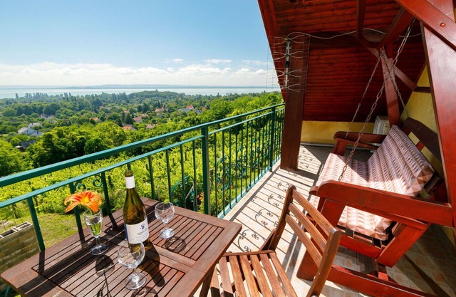 Stunning private villa for 4 people with WIFI, A/C, TV, patio and parking