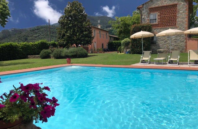 Stunning private villa with WIFI, private pool, A/C, TV, terrace, pets allowed and parking