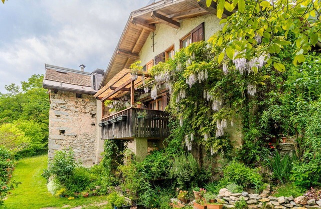 Stunning private villa for 6 guests with TV, patio, pets allowed, panoramic view and parking