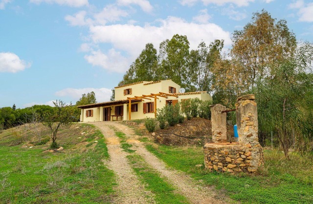 Stunning private villa for 4 guests with A/C, WIFI, TV, pets allowed, panoramic view and parking