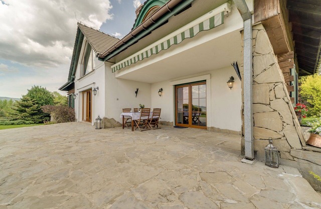 Stunning private villa with WIFI, hot tub, private pool, TV, terrace, pets allowed and parking