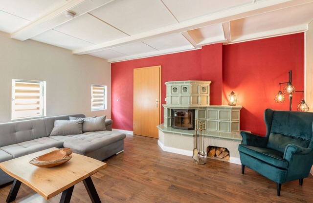 Stunning private villa for 10 guests with WIFI, hot tub, TV, patio, pets allowed and parking
