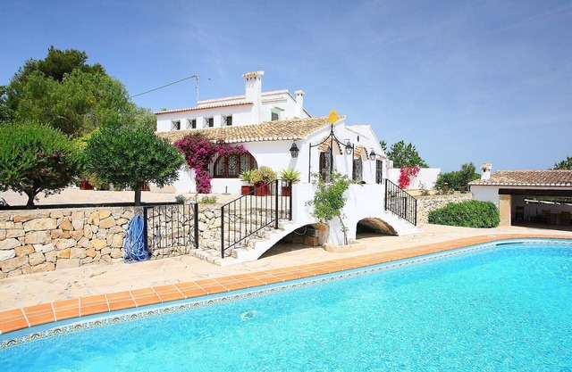 Stunning private villa for 10 people with private pool, WIFI, A/C, TV, patio and panoramic view