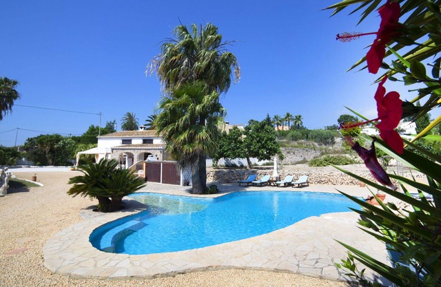 Stunning private villa for 8 people with WIFI, hot tub, private pool, A/C, TV and patio