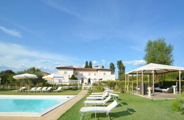 Stunning private villa for 14 guests with WIFI, A/C, hot tub, private pool and TV, close to Flor.