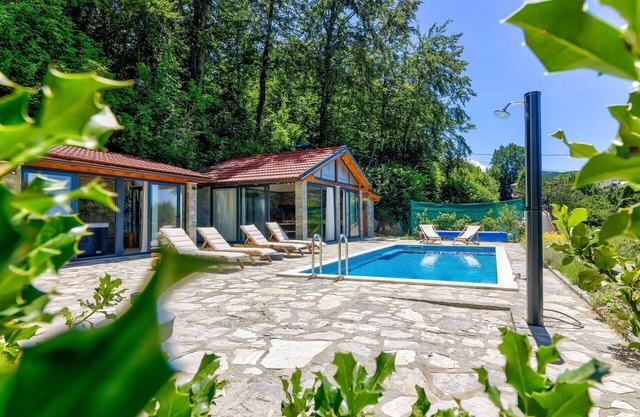 Stunning private villa for 12 people with hot tub, WIFI, A/C, private pool, TV, terrace and park.