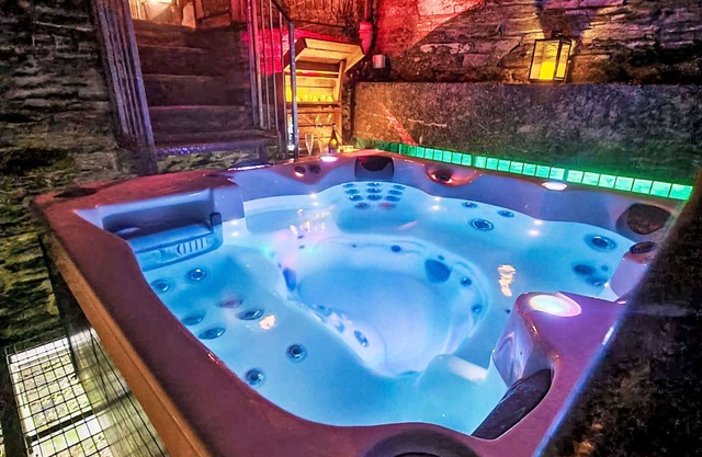 Stunning private villa for 4 people with WIFI, hot tub, TV, patio, pets allowed and parking