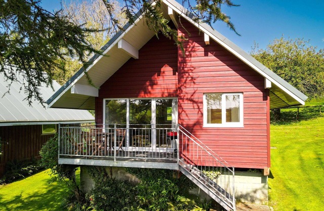 Stunning private villa for 4 people with hot tub, WIFI, TV, patio and parking