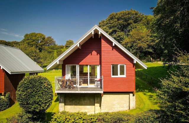 Stunning private villa for 4 guests with hot tub, WIFI, TV, patio, pets allowed and parking