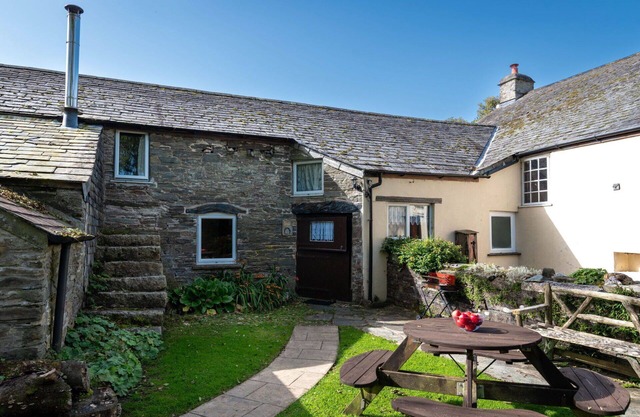 Stunning private villa for 7 guests with WIFI, hot tub, TV, patio, pets allowed and parking