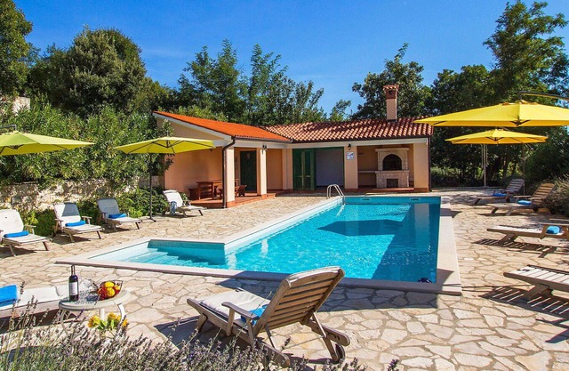 Stunning private villa for 10 people with A/C, WIFI, pool, TV, terrace and parking