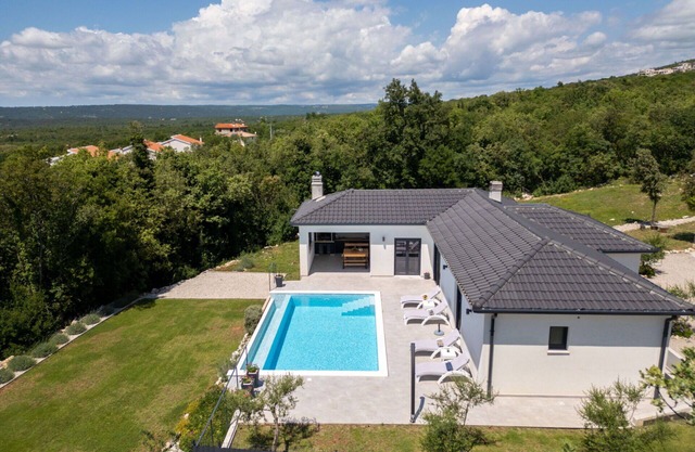 Stunning private villa for 4 people with WIFI, A/C, private pool, TV and terrace