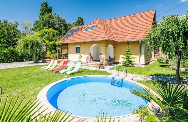 Stunning private villa for 10 guests with WIFI, A/C, private pool, TV, patio and parking