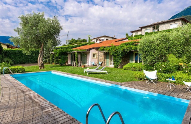 Stunning private villa for 6 guests with WIFI, private pool, terrace, pets allowed and parking