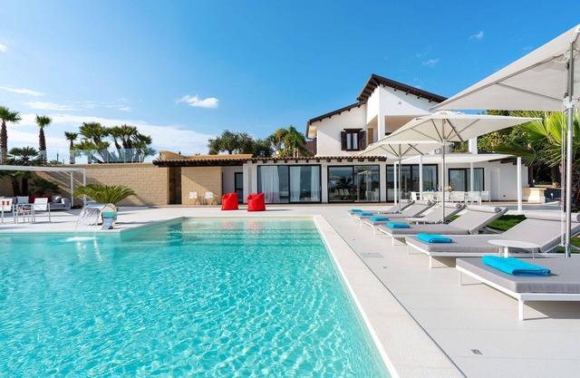 Stunning private villa with private pool, A/C, WIFI, TV, patio, panoramic view and parking