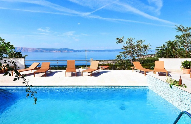 Stunning private villa with WIFI, A/C, private pool, hot tub, TV, terrace, pets allowed and park...