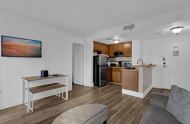 Stunning Resort Two Bedroom condo near Universal & Disney