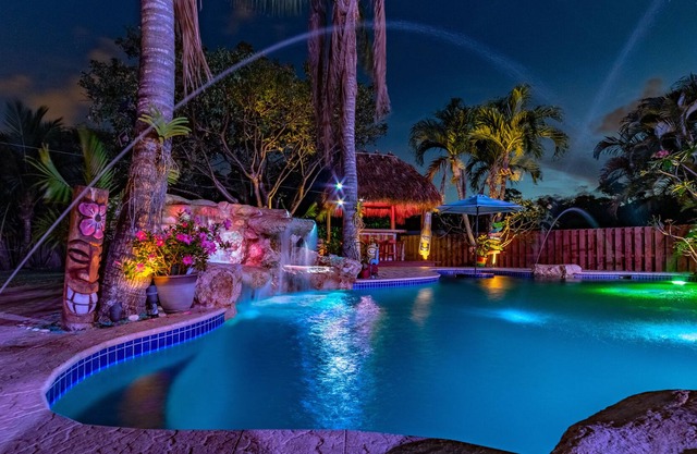 STUNNING RETREAT pool, waterfall, beach, tikis, 3 BD